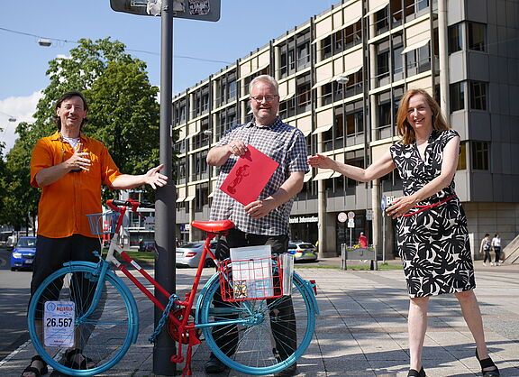Pip Cozens, Michael Schem und Claudia Böhm mit dem Vertrag des Radentscheids mit der Stadt Bielefeld.