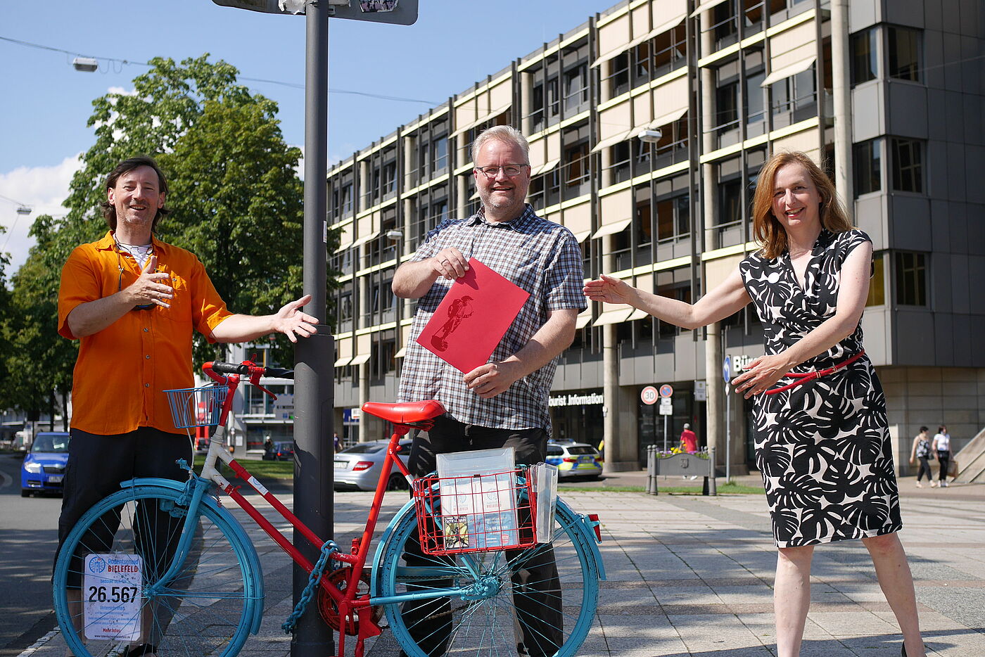 Pip Cozens, Michael Schem und Claudia Böhm mit dem Vertrag des Radentscheids mit der Stadt Bielefeld.