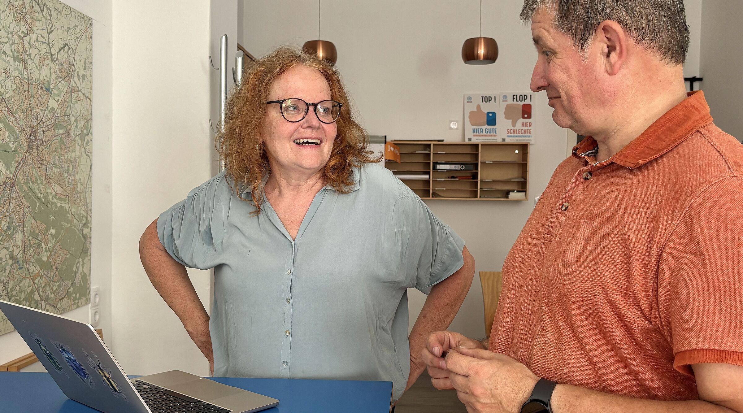 Ruth Hachmann und Bernd Diekmann stehen vor einem Stadtplan von Bielefeld 