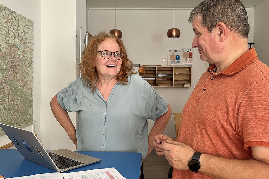 Ruth Hachmann und Bernd Diekmann besprechen die Ergebnisse des Fahrradklima-Tests 2024 Ruth Hachmann und Bernd Diekmann stehen vor einem Stadtplan von Bielefeld