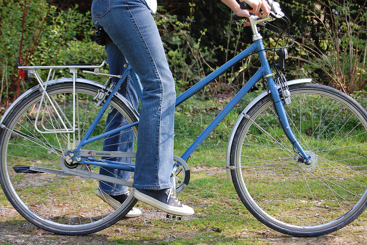 Frau stellt Fuß auf Fahrradpedal