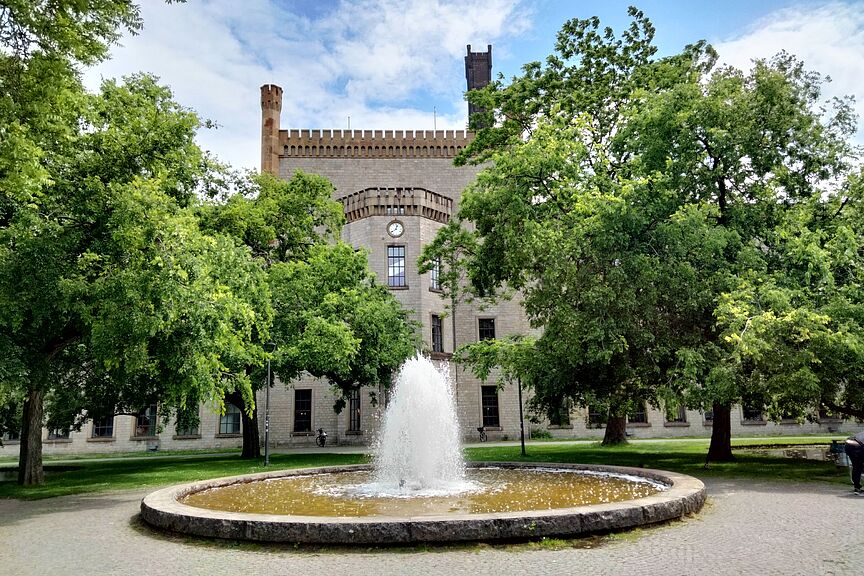 Ravensberger Spinnerei in Bielefeld Hauptgebäude der Ravensberger Spinnerei in Bielefeld, Rochdale-Park, Brunnen