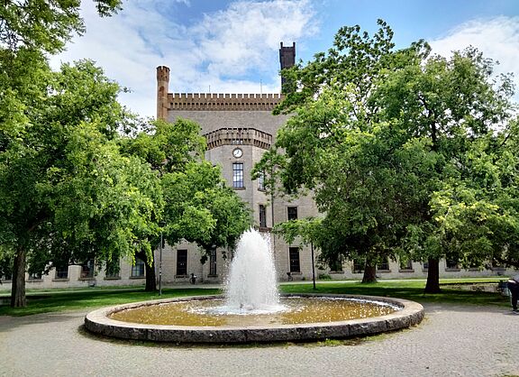 Hauptgebäude der Ravensberger Spinnerei in Bielefeld, Rochdale-Park, Brunnen