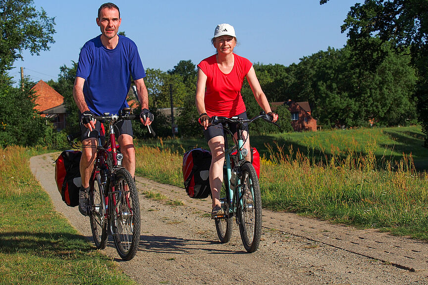 Auch der Elbe-Radweg auf dem Deich bei Unbesandten/Brandenburg ist Teil des Iron Curtain Trails (Vortrag am 24. Februar 2026). zwei Radfahrende, Weg auf Elbdeich