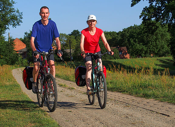 zwei Radfahrende, Weg auf Elbdeich