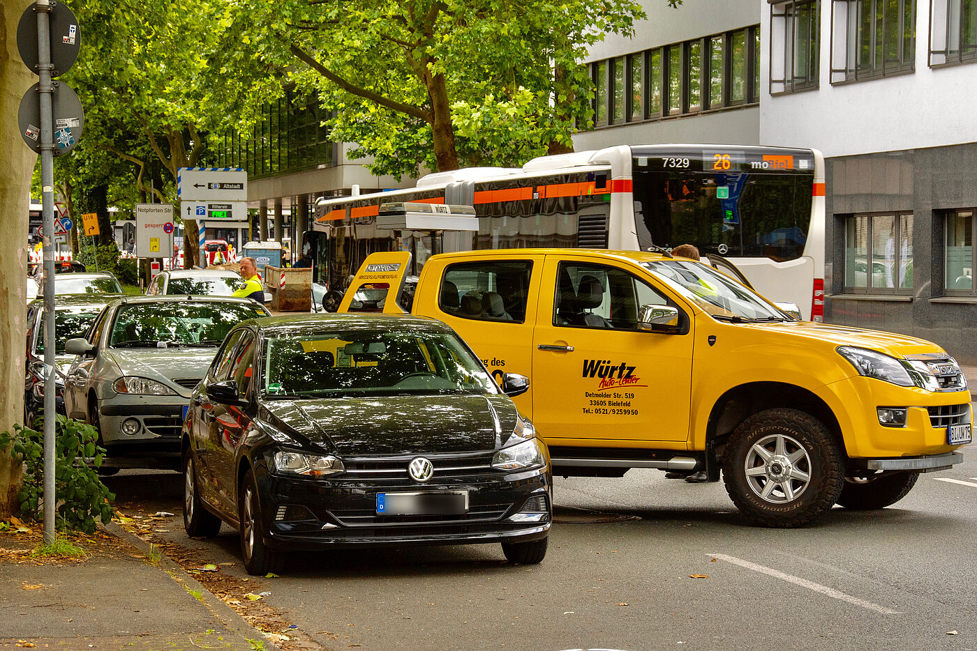 Ein Abschleppwagen schleppt ein Fahrzeug ab.