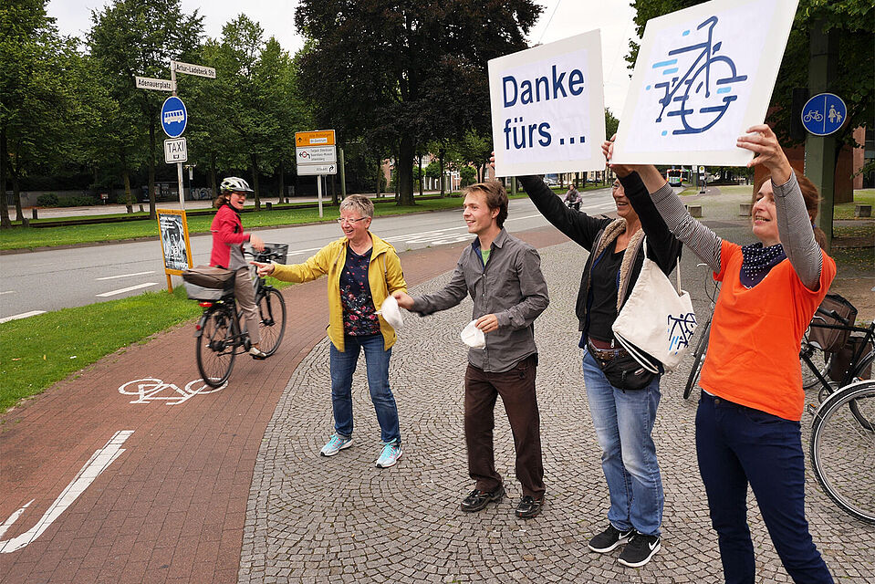 Danke-fuers-Radfahren-2017-08-10-P1120579-Thorsten_Boehm-1518x1138.jpg „Danke fürs Radfahren“: Eine Aktion des ADFC Bielefeld in der Kampagne „Fahrradland Deutschland Jetzt!“