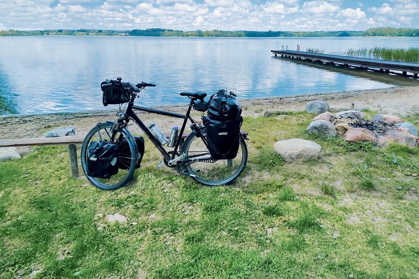 Fahrrad am Ufer eines Sees in Masuren