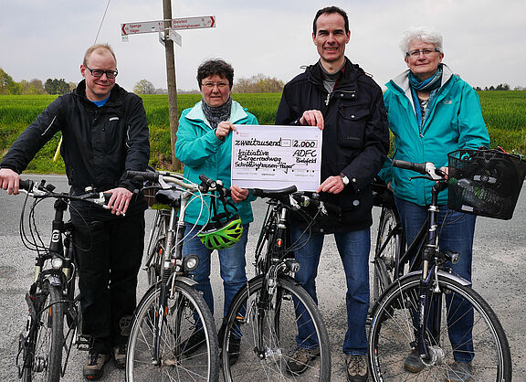 Im Jahr 2017: Der ADFC Bielefeld übergibt einen symbolischen Scheck für seine Anschubfinanzierung an die Initiative Bürgerradweg Schröttinghausen – Häger. 