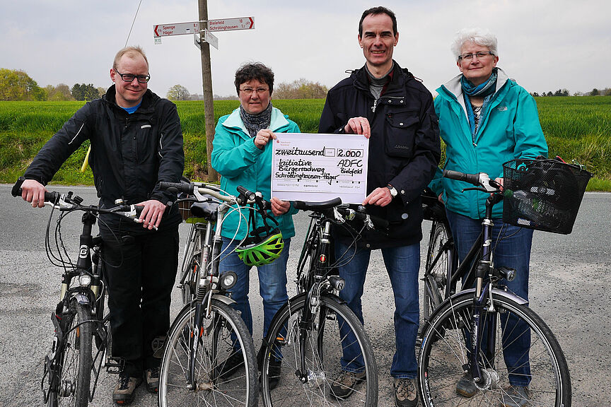 Im Jahr 2017: Der ADFC Bielefeld übergibt einen symbolischen Scheck für seine Anschubfinanzierung an die Initiative Bürgerradweg Schröttinghausen – Häger. Im Jahr 2017: Der ADFC Bielefeld übergibt einen symbolischen Scheck für seine Anschubfinanzierung an die Initiative Bürgerradweg Schröttinghausen – Häger.