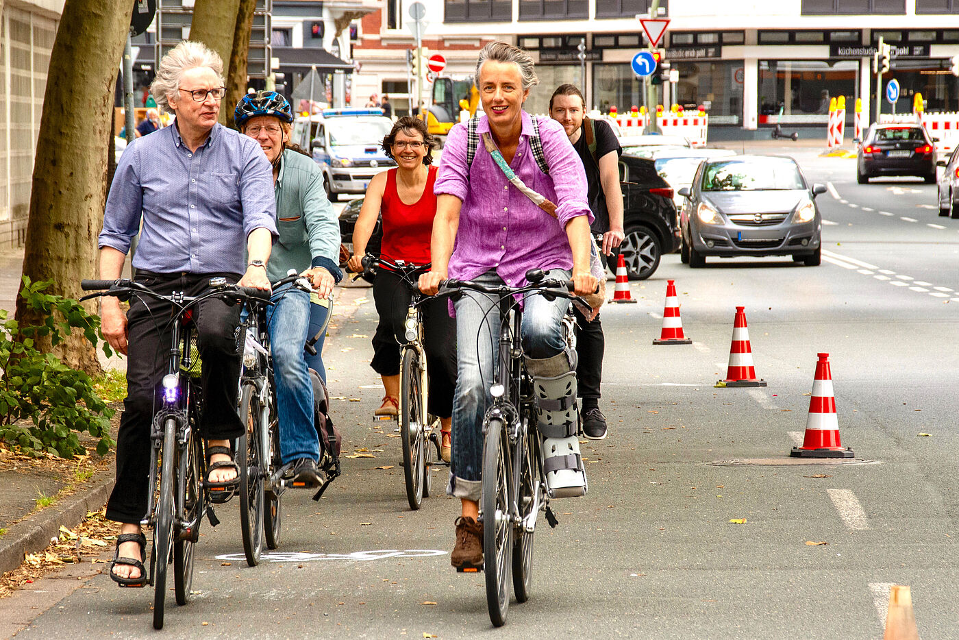 Radfahrende auf einer Pop-Up-Bikelane