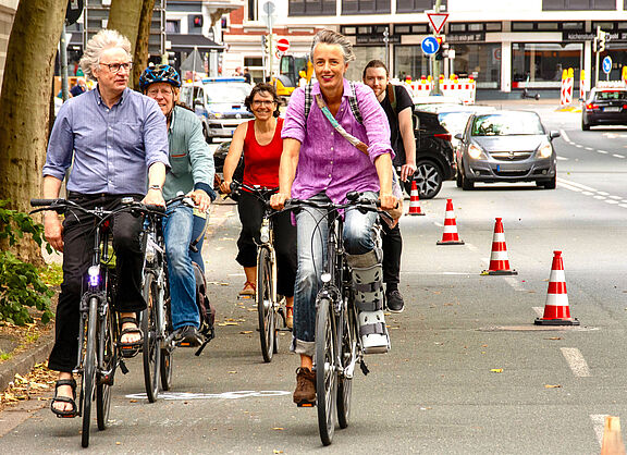 Radfahrende auf einer Pop-Up-Bikelane
