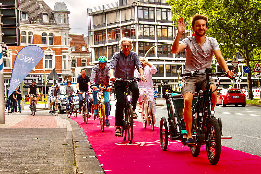 Pop-Up-Bikelane Radfahrende auf einer Pop-Up-Bikelane