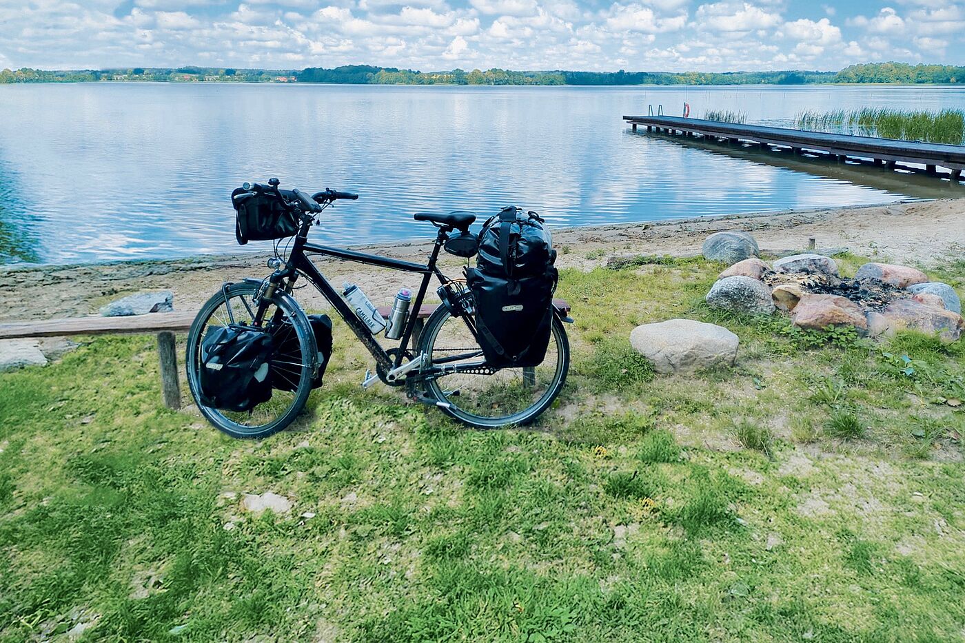 Fahrrad am Ufer eines Sees in Masuren