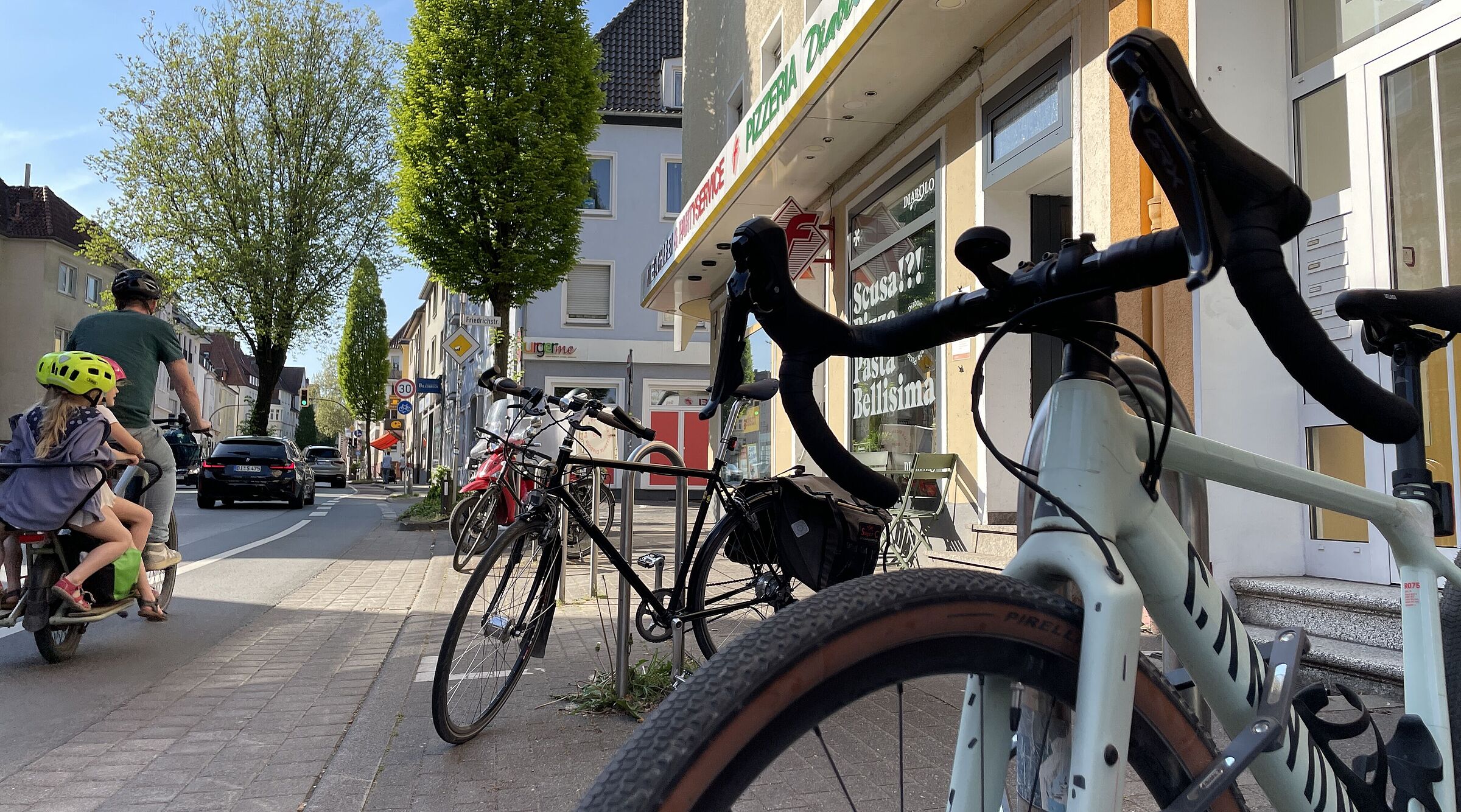 Fahrräder an Abstellbügeln in der Stapenhorststraße