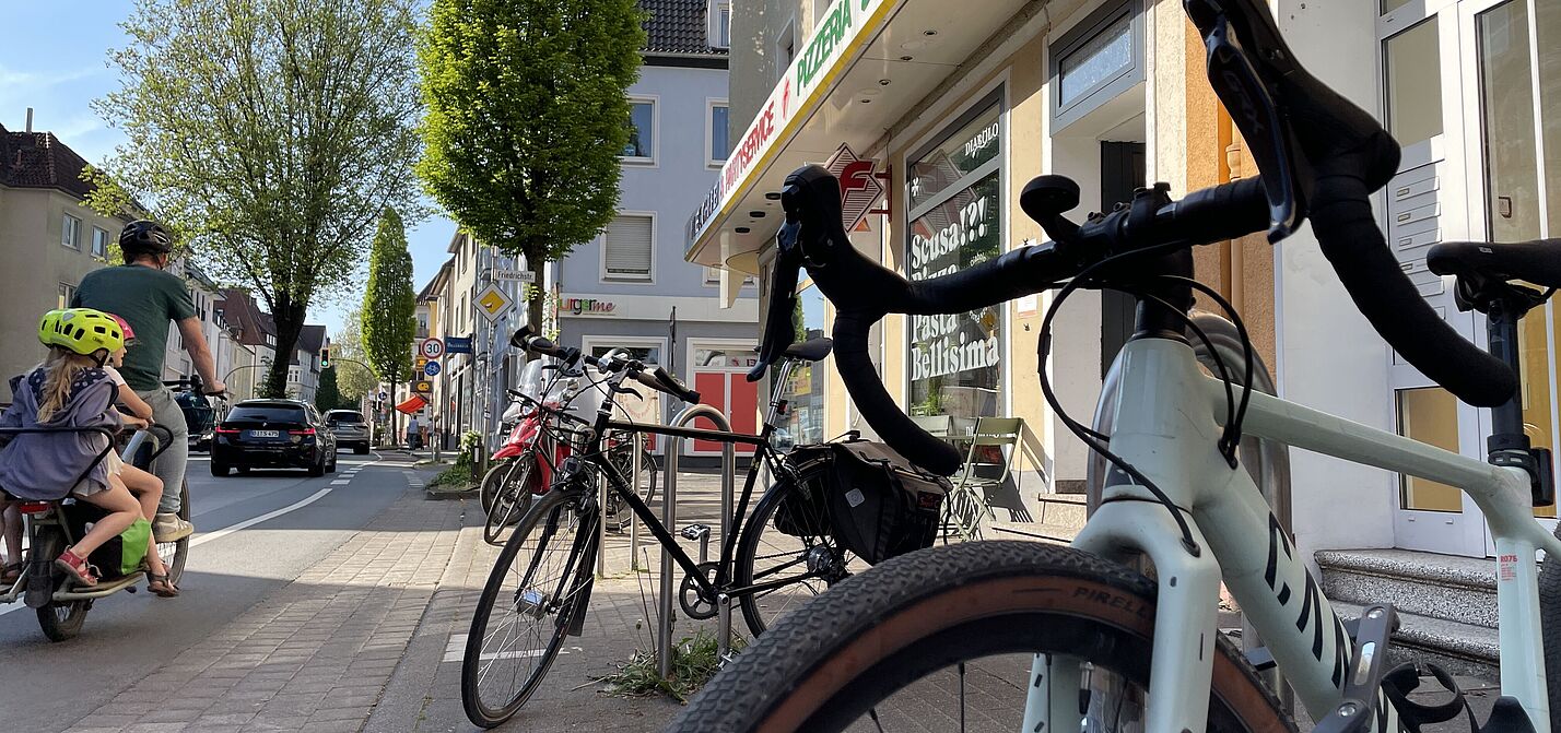 Fahrräder an Abstellbügeln in der Stapenhorststraße Fahrräder an Abstellbügeln in der Stapenhorststraße