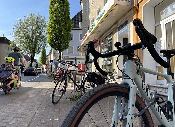 Fahrräder an Abstellbügeln in der Stapenhorststraße