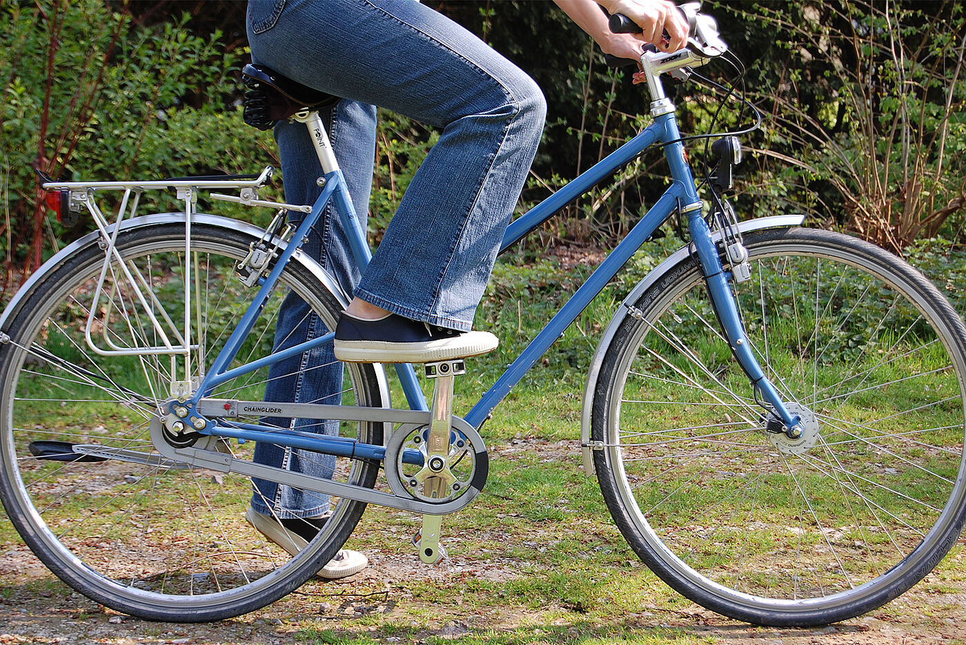 Frau stellt Fuß auf Fahrradpedal