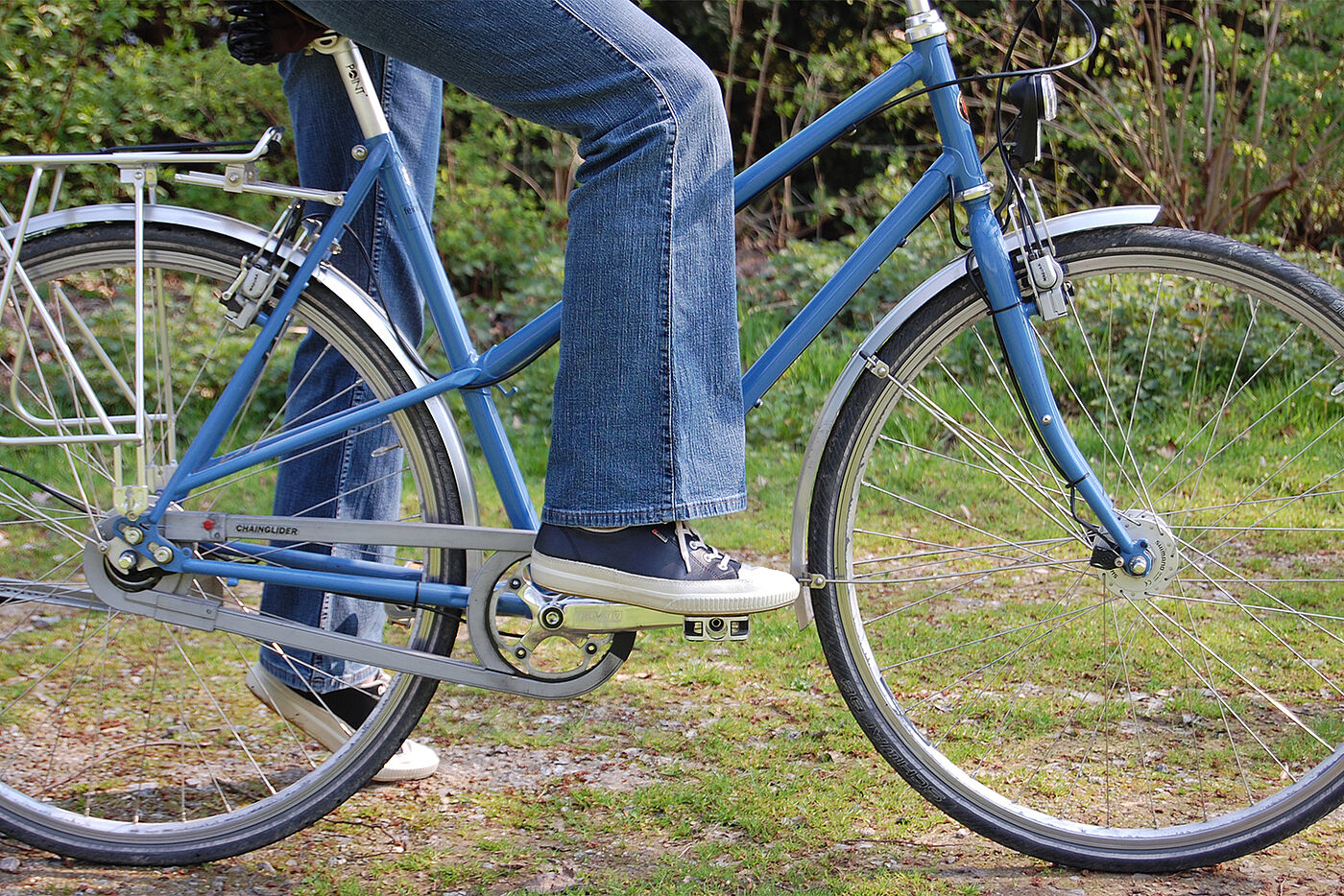 Frau stellt Fuß auf Fahrradpedal