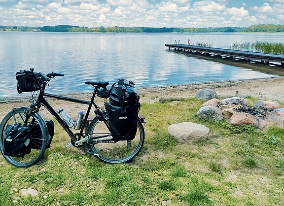 Fahrrad am Ufer eines Sees in Masuren