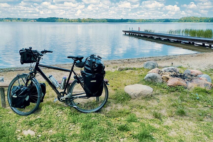 An einem See in Masuren (Vortag am 18. Februar 2025) Fahrrad am Ufer eines Sees in Masuren