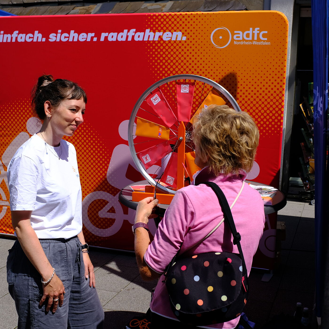 einfach. sicher. radfahren. Kampagne des ADFC NRW für mehr Verkehrssicherheit. Der ADFC im Gespräch mit Bürgerinnen. 