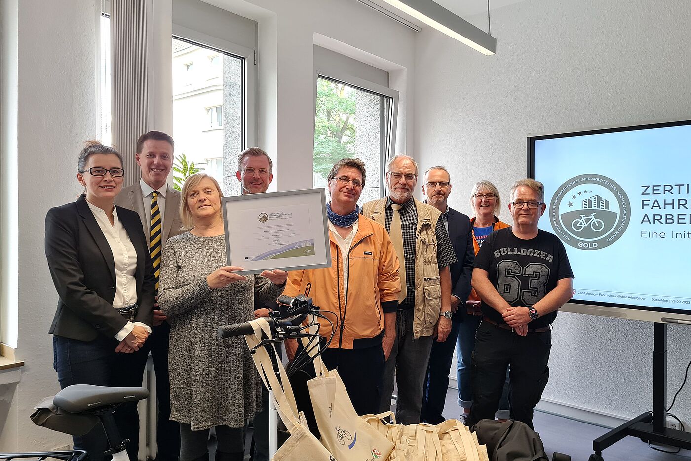 2023_09_FFA_ADFC_NRW__4 Staatssekretär Dr. Dirk Günnewig, das Team der Radverkehrskoordinierenden im FM NRW und Dr. Andreas Bittner (ADFC) bei der Auszeichnung des Finanzministeriums als "Fahrradfreundlicher Arbeitgeber" in Gold am 29. September 2023.