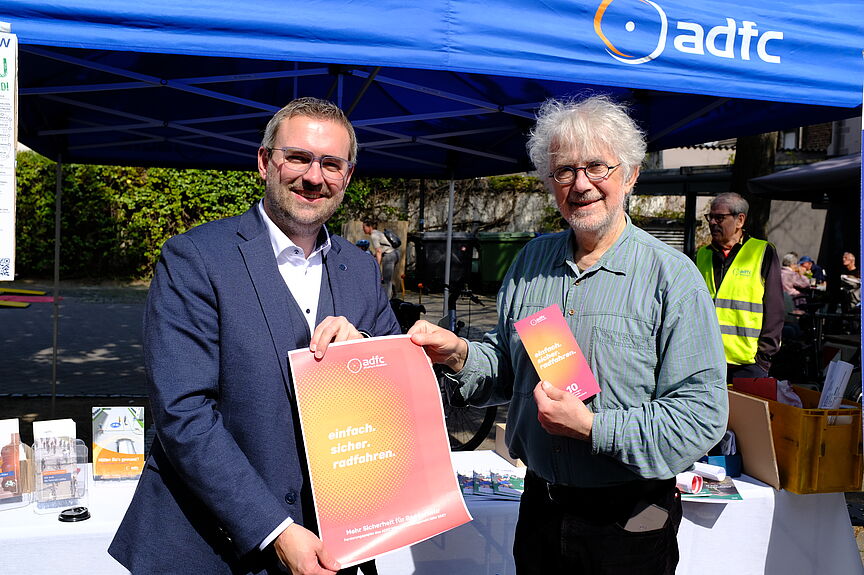 2026-04-17_Dormagen_Verkehrssicherheit__ADFC_NRW Zwei Personen im Gespräch.