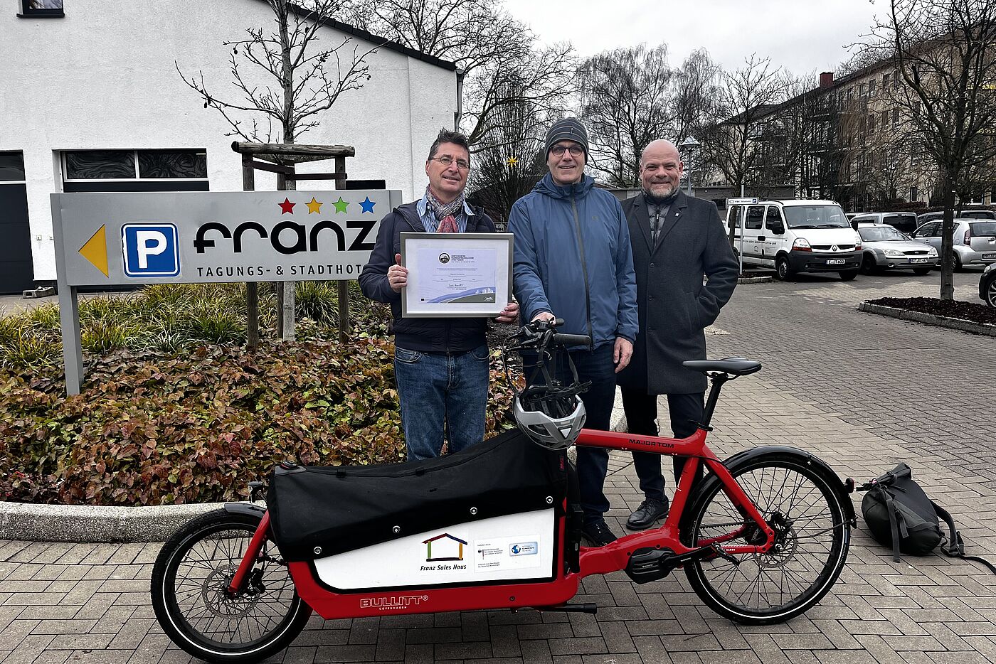"Fahrradfreundlicher Arbeitgeber" Zertifikatsübergabe (Gold) Trägerverein Franz Sales Haus in Essen am 4. Februar 2025 Das inklusive Hotel Franz in Essen (zertifizierter Bett+Bike-Betrieb) gehört zum re-zertifizierten "Fahrradfreundlichen Arbeitgeber", dem Trägerverein des Franz Sales Haus. Von links: Andreas K. Bittner (ADFC-Projekt "Fahrradfreundlicher Arbeitgeber"), Ewald Brüggemann (Radverkehrskoordinator und Sportlicher Leiter DJK Franz Sales Haus e. V.) und der neue Geschäftsführer des Trägervereins Holger Gierth.