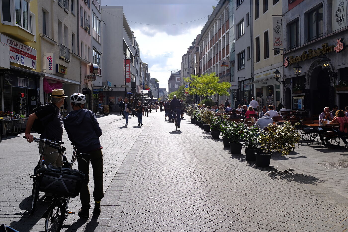 Der politische Wille in Köln ist da, um Straßen vom Autoverkehr zu befreien. Im Eigelstein wurde auf eine Fahrradstraße mit sehr breiten Gehwegen an beiden Seiten gesetzt.