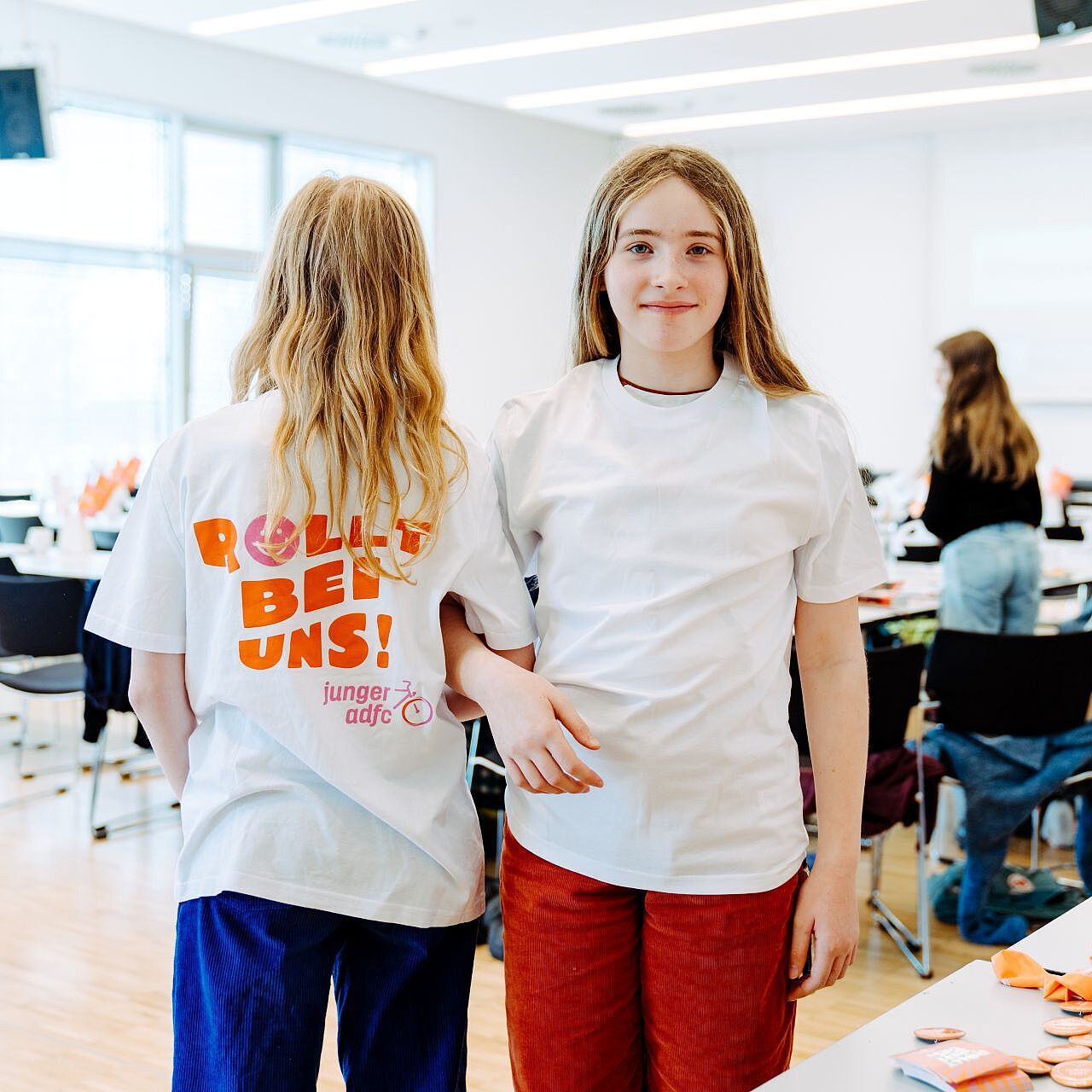 Zwei jüngere Teilnehmerinnen Landesjugendversammlung 2026 Zwei jüngere Teilnehmerinnen bei der Landesjugendversammlung 2026