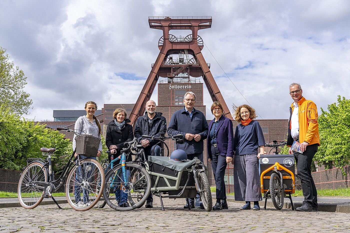 1_Stiftung_Zollverein_ist_Fahrradfreundlicher_Arbeitgeber Zu sehen sind v.l.n.r.: Anna Ehlert, Julia Rode und Andreas Schwarz (Radkoordinierende Stiftung Zollverein), Prof. Dr. Hans-Peter Noll (Vorstandsvorsitzender Stiftung Zollverein), Simone Raskob (Geschäftsbereichsvorständin 6, Umwelt, Verkehr und Sport), Susanne Niemann (Mitglied Landesvorstand ADFC Nordrhein-Westfalen) sowie Marc Zietan (Vorsitzender ADFC Essen).