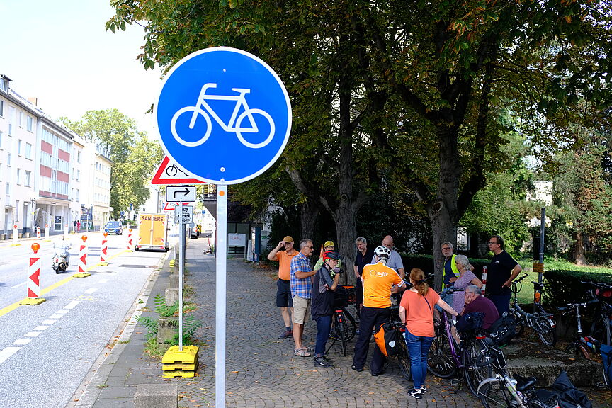 2024-08-Exkursion_Bonn_-_ADFC_NRW_27 Das fachkundige Netzwerk diskutiert die Planungen an der Adenauerallee. Man ist sich einig, dass durch den Umbau deutlich sicherere Radinfrastruktur geschaffen wird.