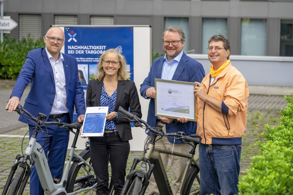 FFA_Targobank_c-Stadt_Duisburg Sören Link, Oberbürgermeister der Stadt Duisburg, Tine Vogt und Michael Bremenkämper, Ressortleitung Kundencenter Duisburg, Andreas K. Bittner ADFC "Fahrradfreundlicher Arbeitgeber"