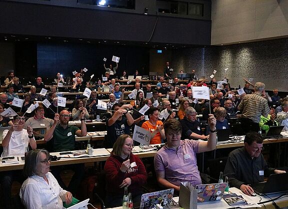 Die Delegierten aus den Kreisverbänden des ADFC NRW stimmen für eine Satzungsänderung zum Ermöglichen einer Jugendorganisation innerhalb des Fahrradclubs.