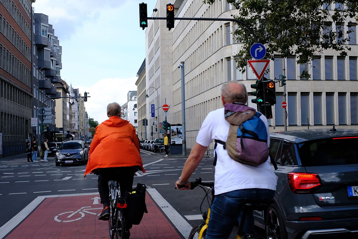 Gladbacher Straße. Stadtauswärts Radstreifen in Gegenrichtung. Stadteinwärts Einbahnstraße und Schutzstreifen. Hier besteht noch Handlungsbedarf. 