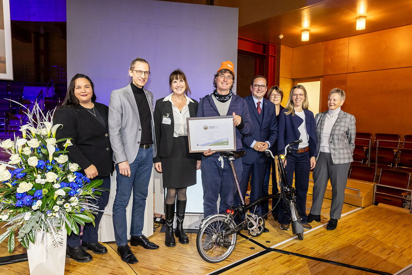 2024_12_06_Ruhrverband Essen Zertifikatsübergabe "Fahrradfreundlicher Arbeitgeber" in Gold an den Ruhrverband Essen am 6. Dezember 2024 bei der Verbandsversammlung in Essen, v.l. Carolin-Beate Fieback Personalvorständin Ruhrverband), Christian Horn und Andrea Baumgart Radverkehrskoordinatoren Ruhrverband), Andreas K. Bittner (ADFC Projekt "Fahrradfreundlicher Arbeitgeber"), Thomas Kufen (Oberbürgermeister Stadt Essen und Verbandsratsvorsitzender Ruhrverband), Simone Raskob (Dezernentin Mobilität und Umwelt Stadt Essen), Eva Harm (Essener Wirtschaftsförderung), Margret Schulte (Grüne Hauptstadt Agentur Essen)