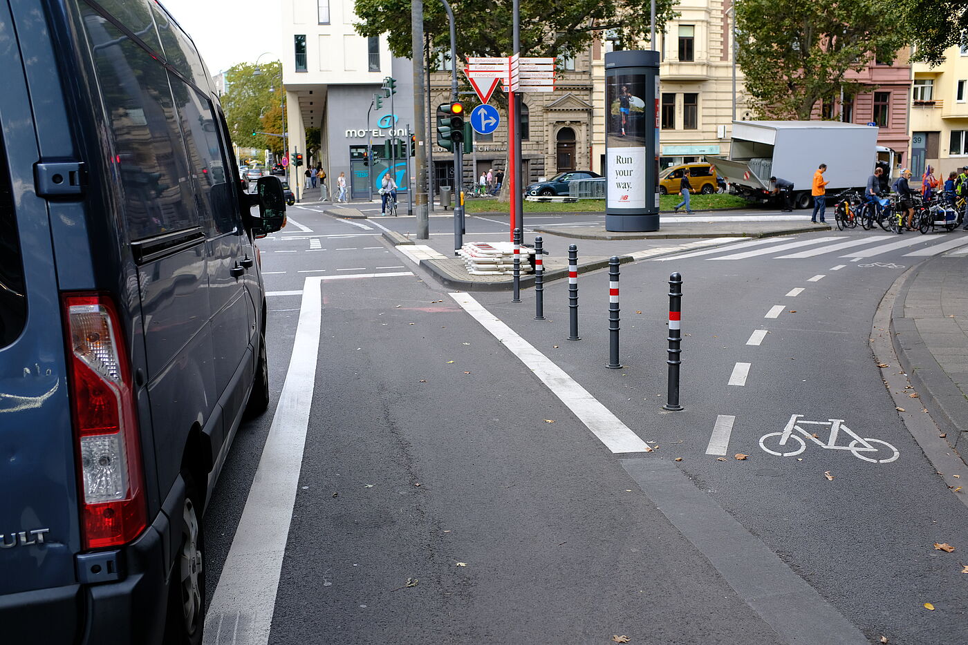 In Köln gab es über 300 freilaufende Rechtsabbieger. Das erlaubt Autofahrenden mit großer Geschwindigkeit abzubiegen und bringt insbesondere geradeausfahrende Radfahrer*innen in Gefahr.  Zum Abbau freilaufende Rechtsabbieger hat die Stadt Köln ein eigenes Programm gestartet und  einen Preis gewonnen (plan F). 