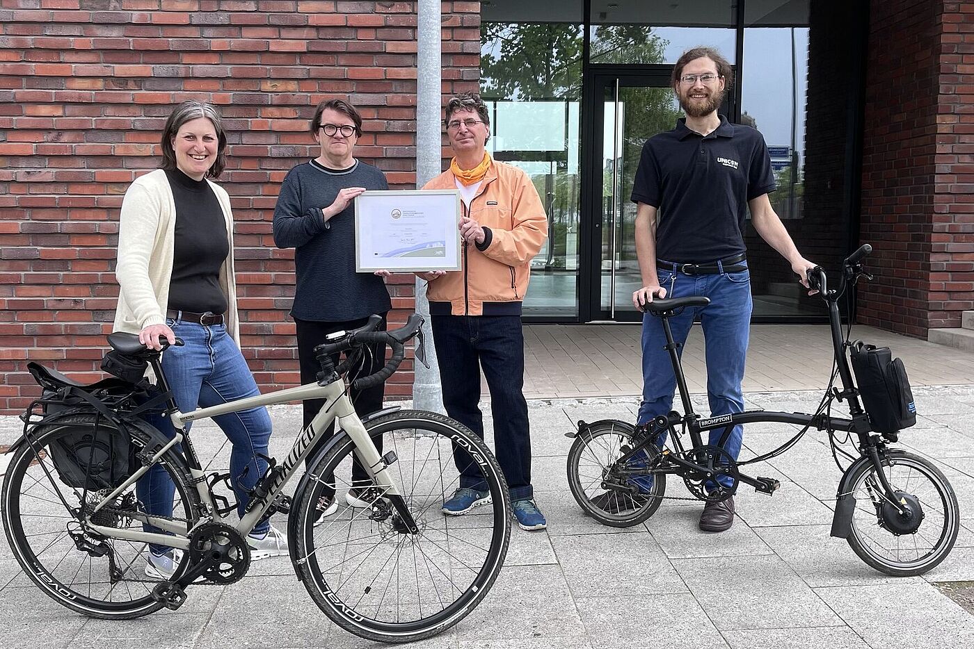 Zertifikats-Übergabe Das Bild zeigt die Zertifikats-Übergabe mit Verena Reuter (Vorstand ADFC NRW), Gernot Steinberg (Geschäftsführer Planersocietät), Andreas K. Bittner (ADFC Projekt Fahrradfreundlicher Arbeitgeber), Felix Regelsberger (Radverkehrsbeauftragter Planersocietät).