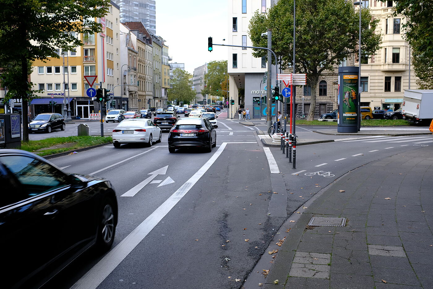 In Köln gab es über 300 freilaufende Rechtsabbieger. Das erlaubt Autofahrenden mit großer Geschwindigkeit abzubiegen und bringt insbesondere geradeausfahrenden Radverkehr in Gefahr.  Zum Abbau freilaufende Rechtsabbieger hat die Stadt Köln ein eigenes Programm gestartet und  einen Preis gewonnen (plan F). 