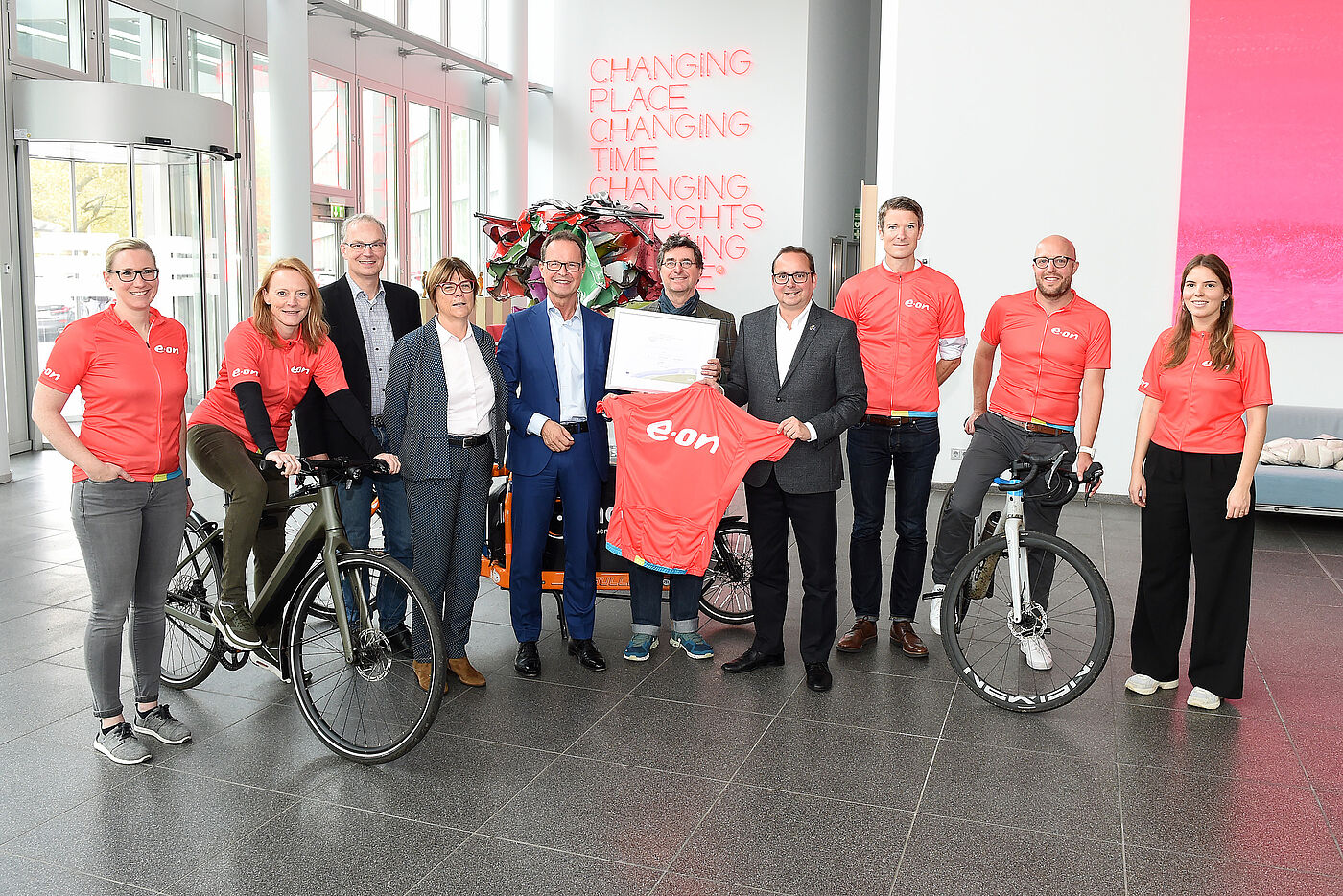 Zertifikat "Fahrradfreundlicher Arbeitgeber" für EON SE, re-zertifiziert wurde die Zentrale am Brüsseler Platz in Essen. Zertifikat "Fahrradfreundlicher Arbeitgeber" für EON SE, re-zertifiziert wurde die Zentrale am Brüsseler Platz in Essen.