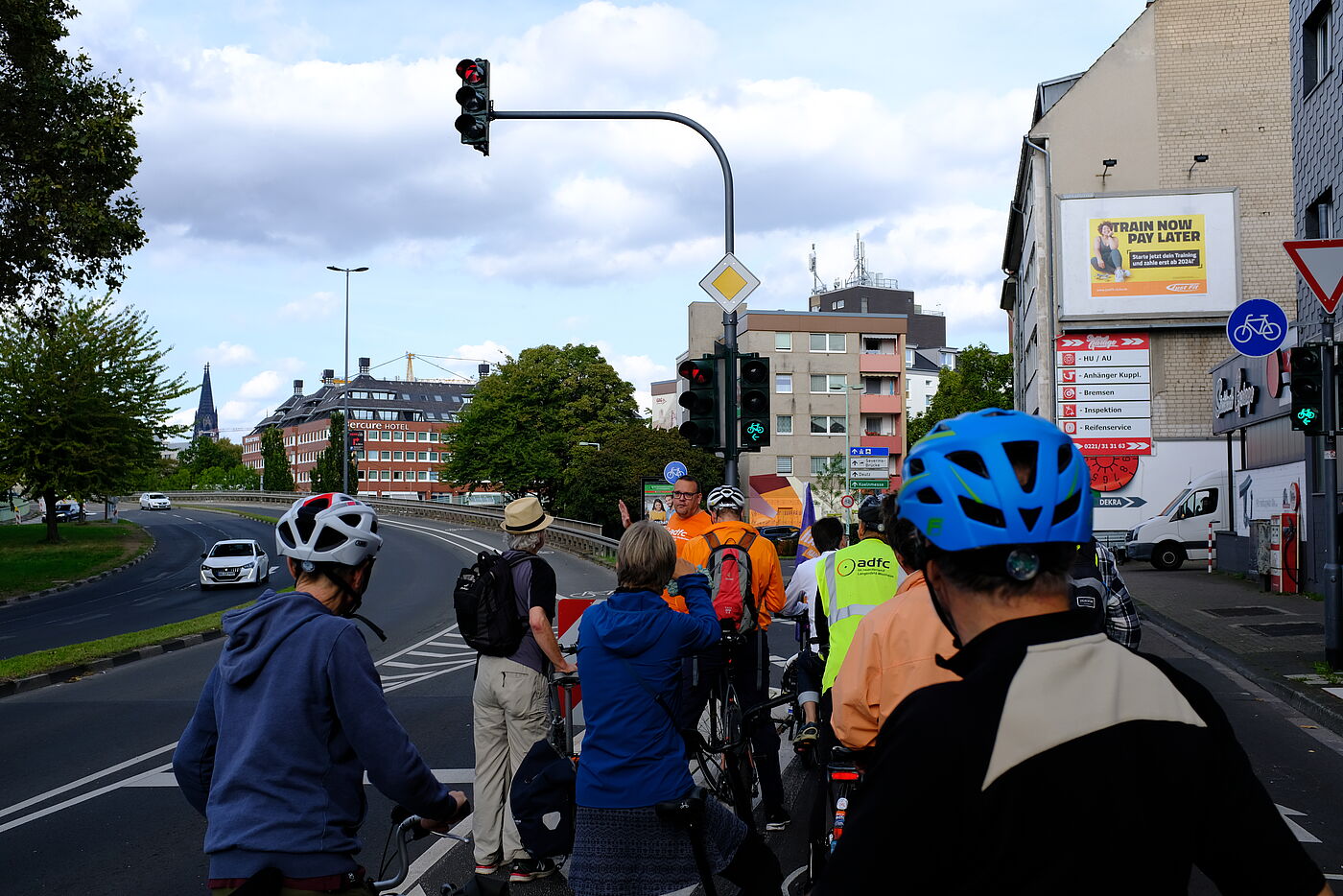 Ulrichgasse / Überwurf Tel-Aviv-Straße. Die Ampelschaltung erlaubt vom PKW-Verkehr konfliktfreie Fahrten in alle Richtungen. Das hat sicherlich die Situation an der Kreuzung für viele Radfahrende entschärft. Ob sich alle Radfahrenden, insbesondere auch Kinder an der Stelle sicher fühlen, ist fraglich. 