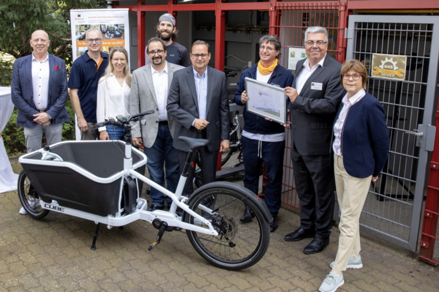 2024.08_Kolping_Berufsbildungswerk_Essen_Stadt_Essen__Georg_Lukas Zertifikatsübergabe Kolping Berufsbildungswerk Essen am 29. August 2024 zum Fahrradfreundlicher Arbeitgeber (Silber). v.l. Olaf Poch (Grüne Hauptstadt Agentur, Essen), Marc Zietan (Vorsitzender ADFC Essen), Eva Harm (Essener Wirtschaftsförderung, EWG), Martin-Axel Bruckmann (Ausbildungsleiter Kolping), Stefan Kirsch (Radverkehrskoordinator Kolping), Thomas Kufen (Oberbürgermeister Stadt Essen), Andreas K. Bittner (ADFC Projekt "Fahrradfreundlicher Arbeitgeber"), Simone Raskob (Geschäftsbereichsvorständin für Umwelt, Verkehr und Sport der Stadt Essen).
