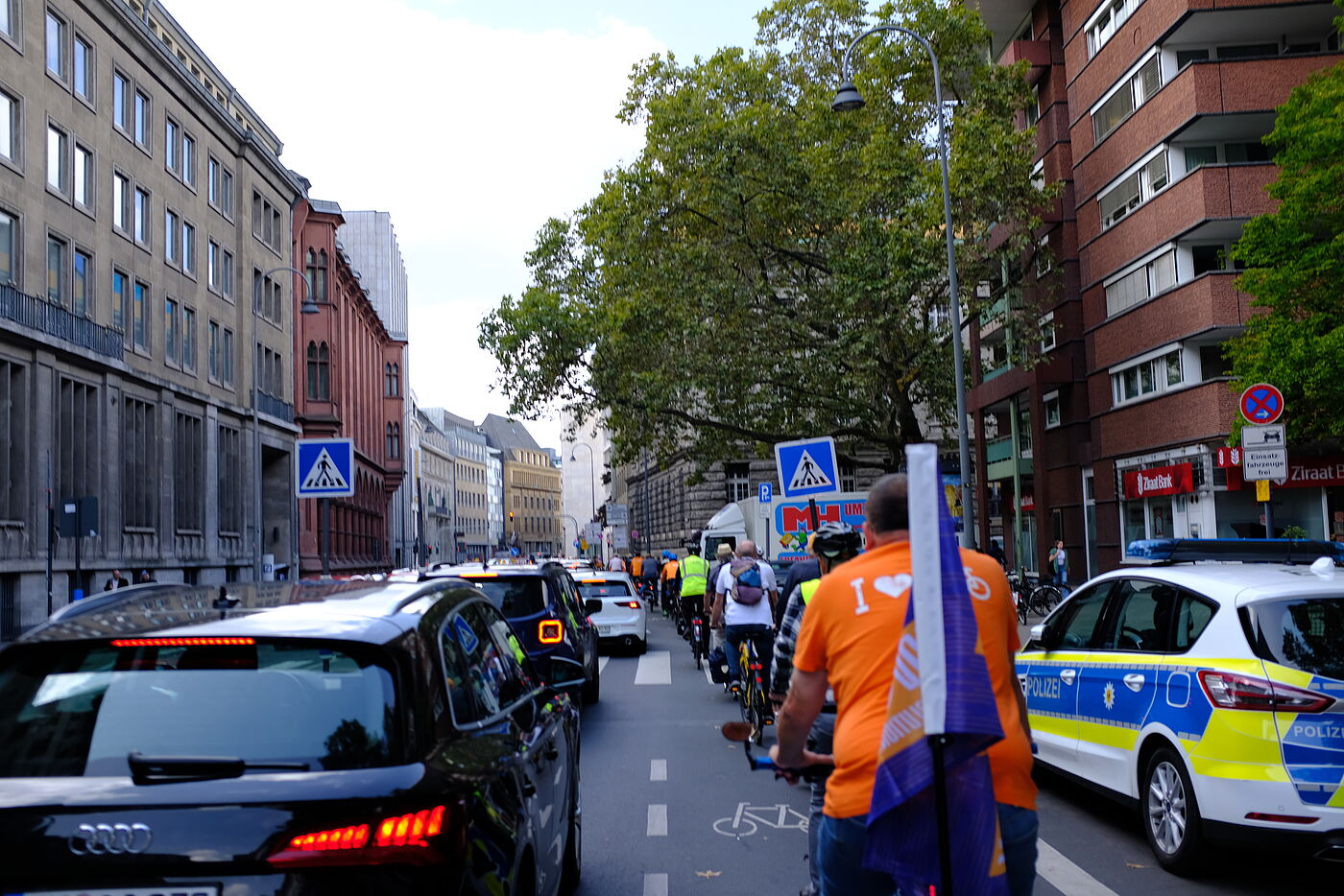 Mit dem Rad am Stau vorbei