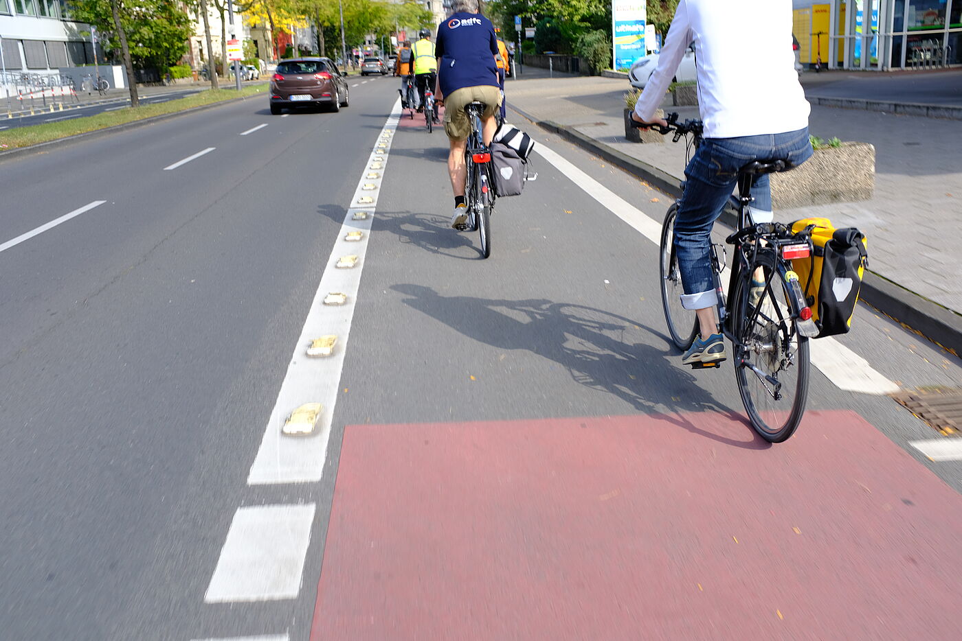 Die Stadtverwaltung Köln wandelt auf vielen Stücken der Ringe eine Fahrspur in einen Radfahrstreifen um. Inzwischen sind weite Strecken der Ringe umgewandelt. Noch besteht aber Handlungsbedarf. Der Radverkehr hat bereits messbar zugenommen. Die an wenigen Orten eingesetzten Trennelemente erfüllen ihren Zweck (wie man unschwer erkennen kann) bisher nicht. 