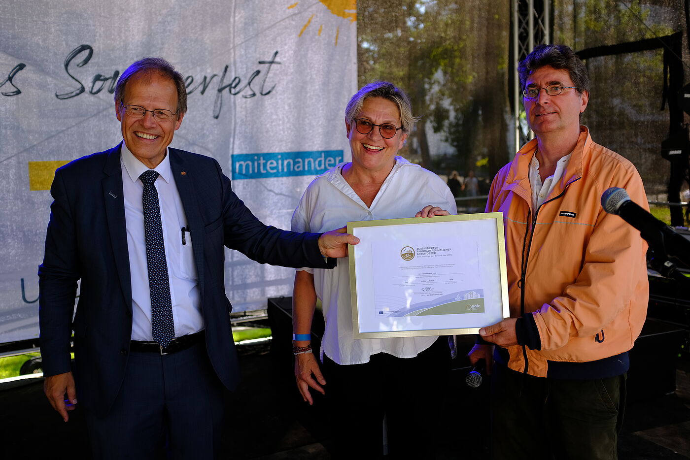 FFA-Auszeichnung_Uniklinikum_Bonn_Benedikt_Glitz_ADFC_NRW Prof. Dr. Dr. h.c. mult. Wolfgang Holzgreve (Ärztlicher Direktor und Vorstandsvorsitzender), Charlotte Kaspari (Leitung Geschäftsbereich 6 - Facility Management), Andreas K. Bittner (ADFC "Fahrradfreundlicher Arbeitgeber") bei der Auszeichnung im August 2023.