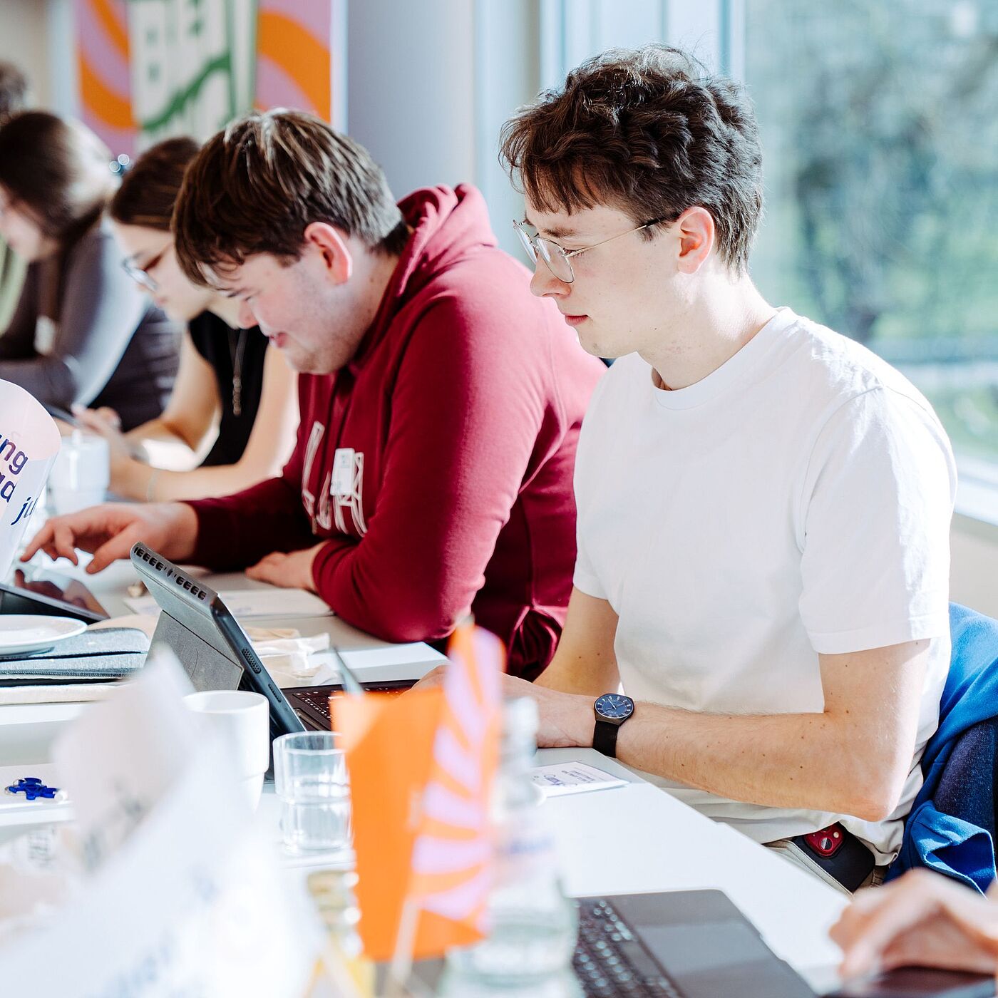 Unterlagen durchlesen Landesjugendversammlung 2026 Ein Teilnehmer liest sich Unterlagen durch für einen Wahlgang bei der Landesjugendversammlung 2026.