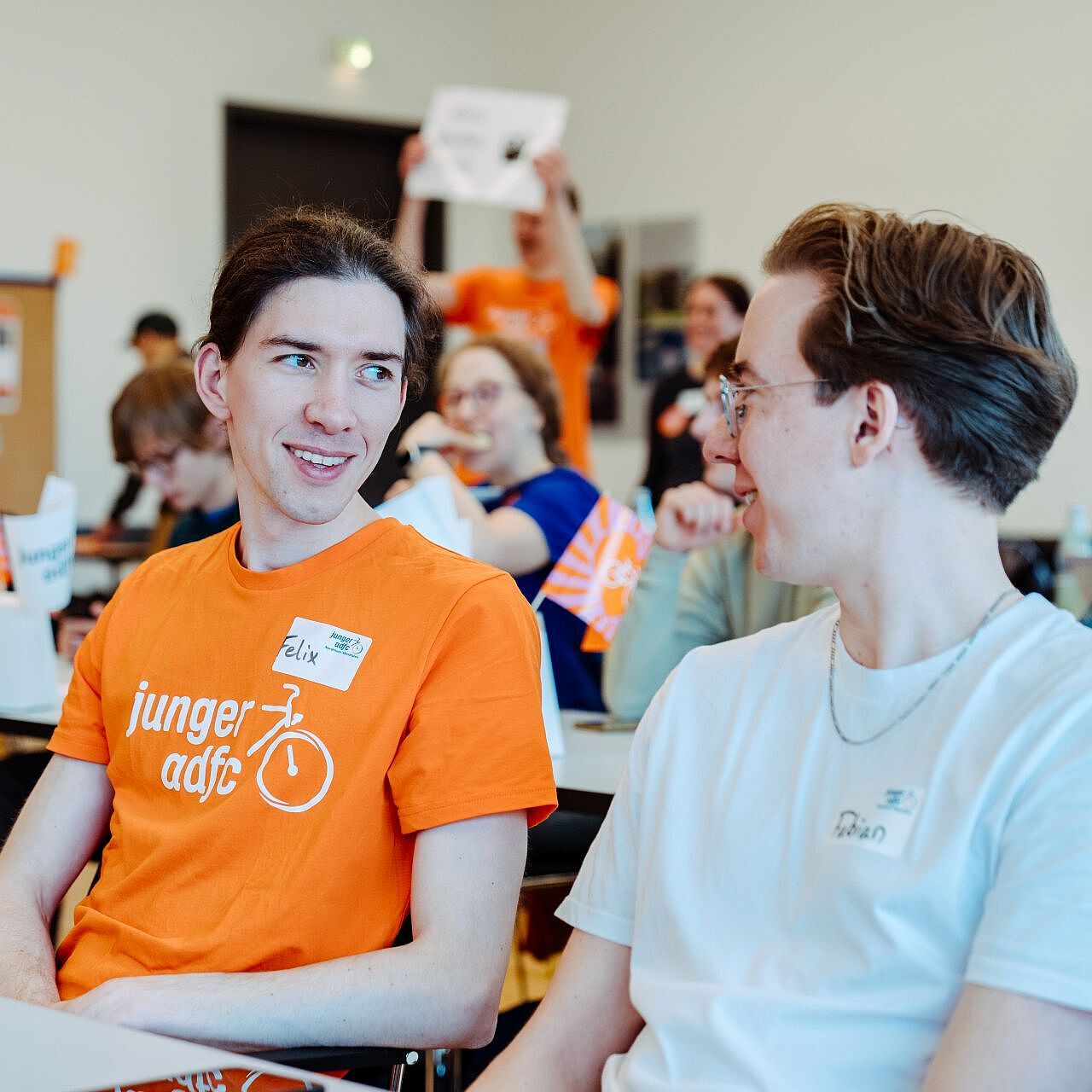 Zwei Teilnehmende Landesjugendversammlung 2026 Zwei Teilnehmende im Gespräch bei der Landesjugendversammlung 2026