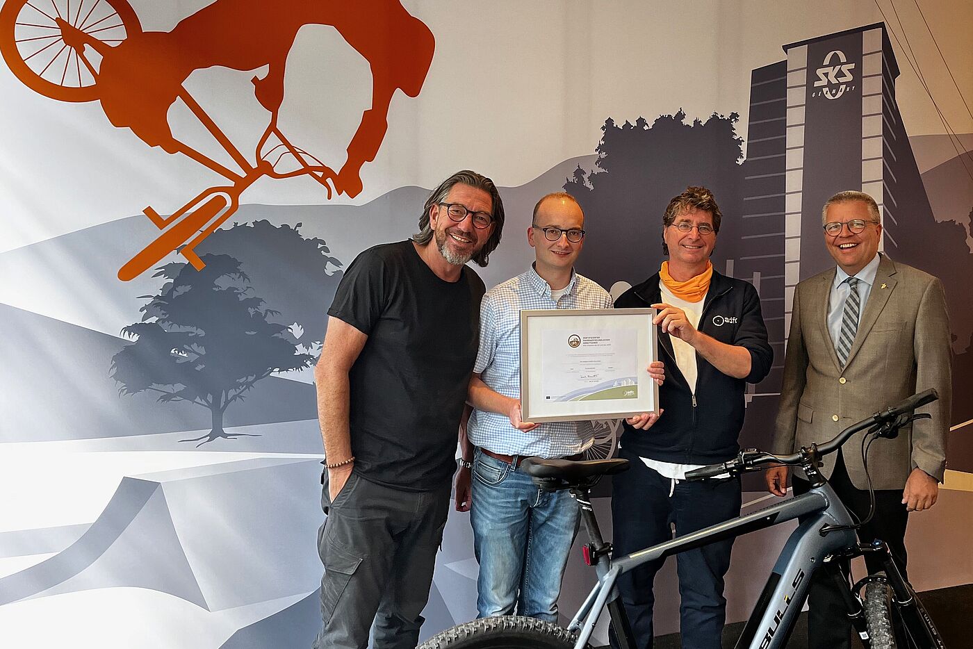 2024_SKS_02_ADFC_NRW__Andreas_K._Bittner.jpeg Zertifikatsübergabe "Fahrradfreundlicher Arbeitgeber" an SKS-Unternehmensgruppe (SKS metaplast Scheffer-Klute GmbH), re-zertifiziert in Gold Sundern (Sauerland) am 20. August 2024. v.l. Michael Beste (Geschäftsführer SKS-Unternehmensgruppe), Christoph Hillebrand (Radverkehrskoordinator SKS), Andreas K. Bittner (ADFC, "Fahrradfreundlicher Arbeitgeber") und Josef Levermann (kaufmännischer Leiter SKS)