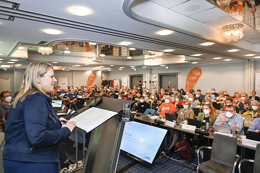 ADFC BHV 2022 Maike Schaefer Bremens Verkehrssenatorin Dr. Maike Schaefer auf dem Podium bei der ADFC-BHV 2022.